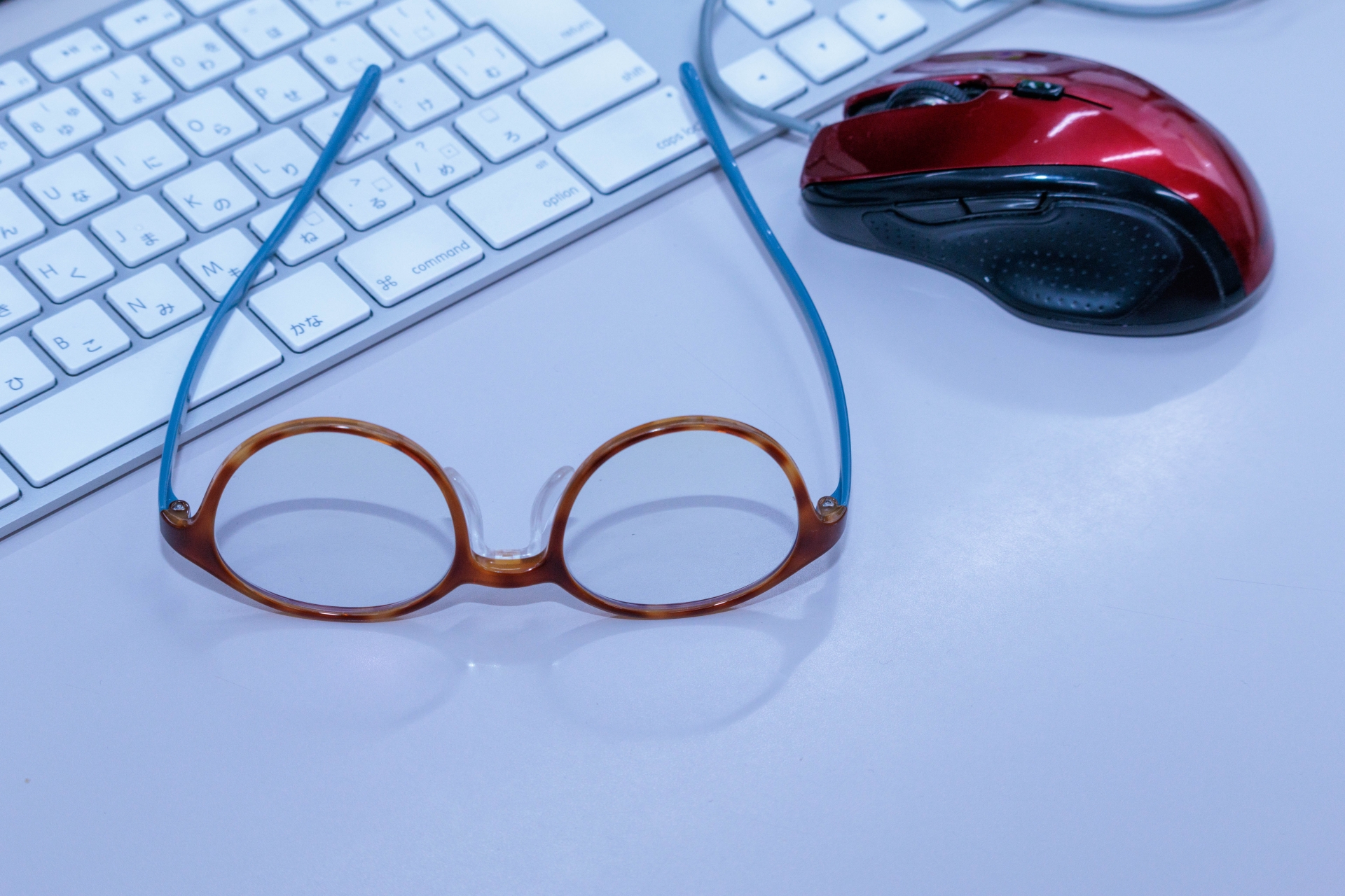 ブルーライトカットメガネとキーボードとマウス